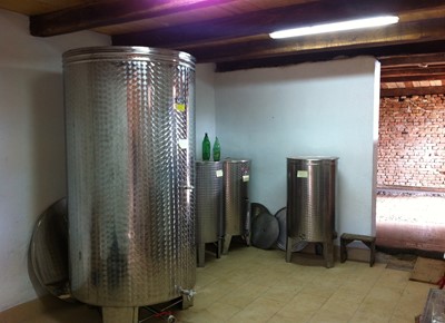 Prvo vino u novoj vinariji 2013.JPG